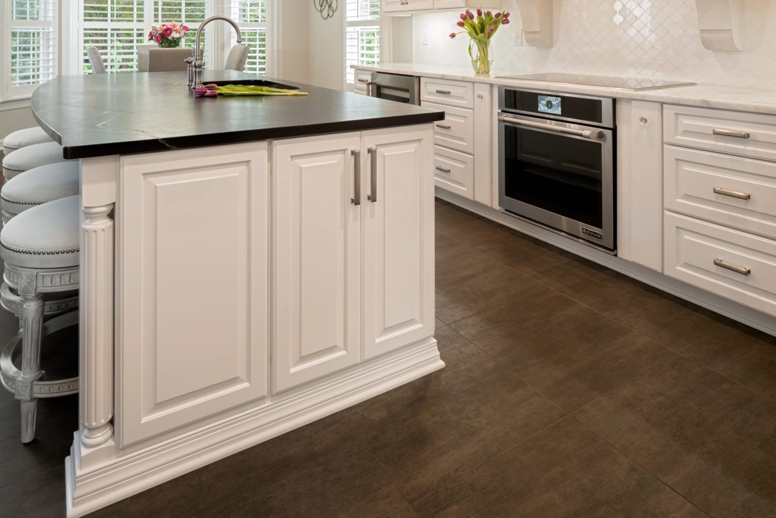 kitchen-remodel-black-and-white-design