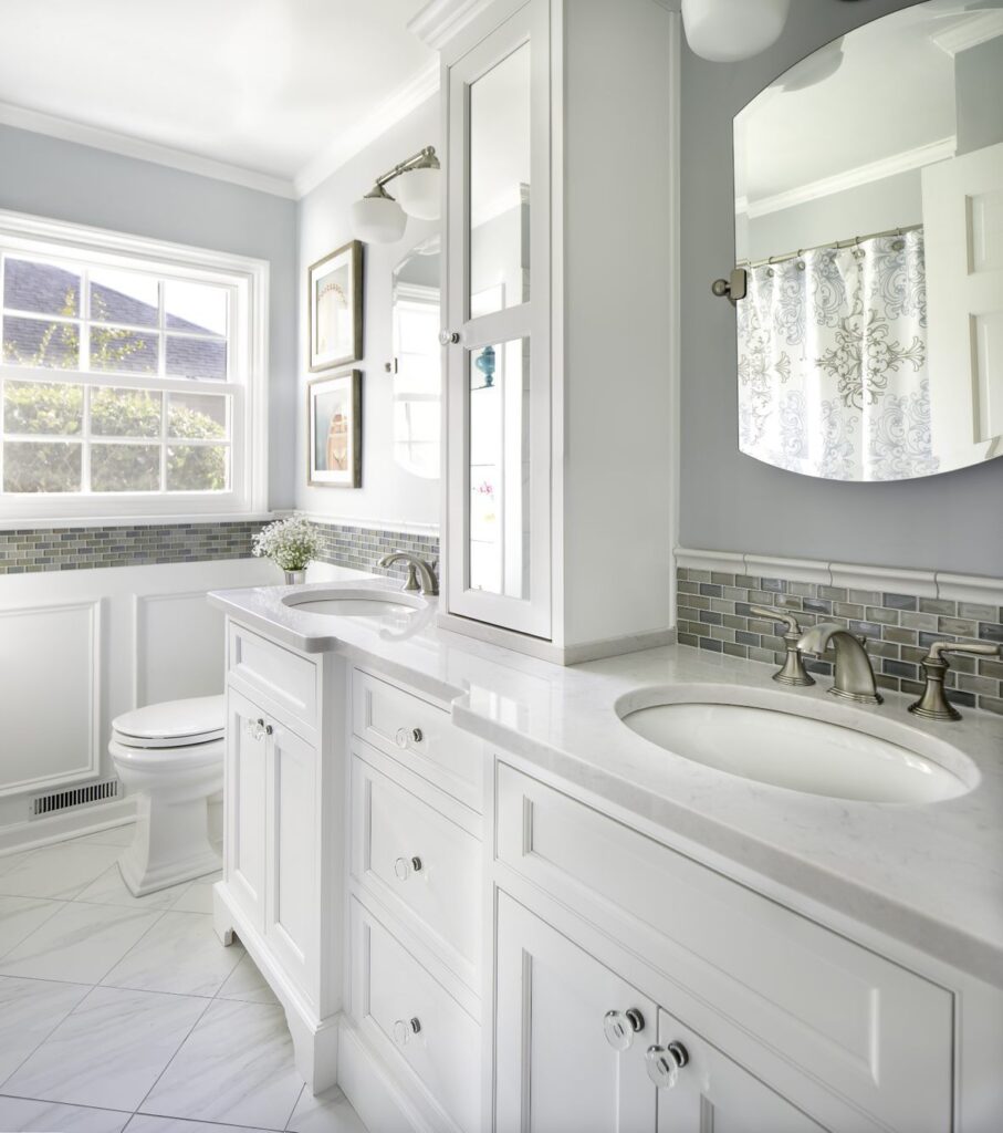 Let’s explore our ten favorite small bathroom design ideas.