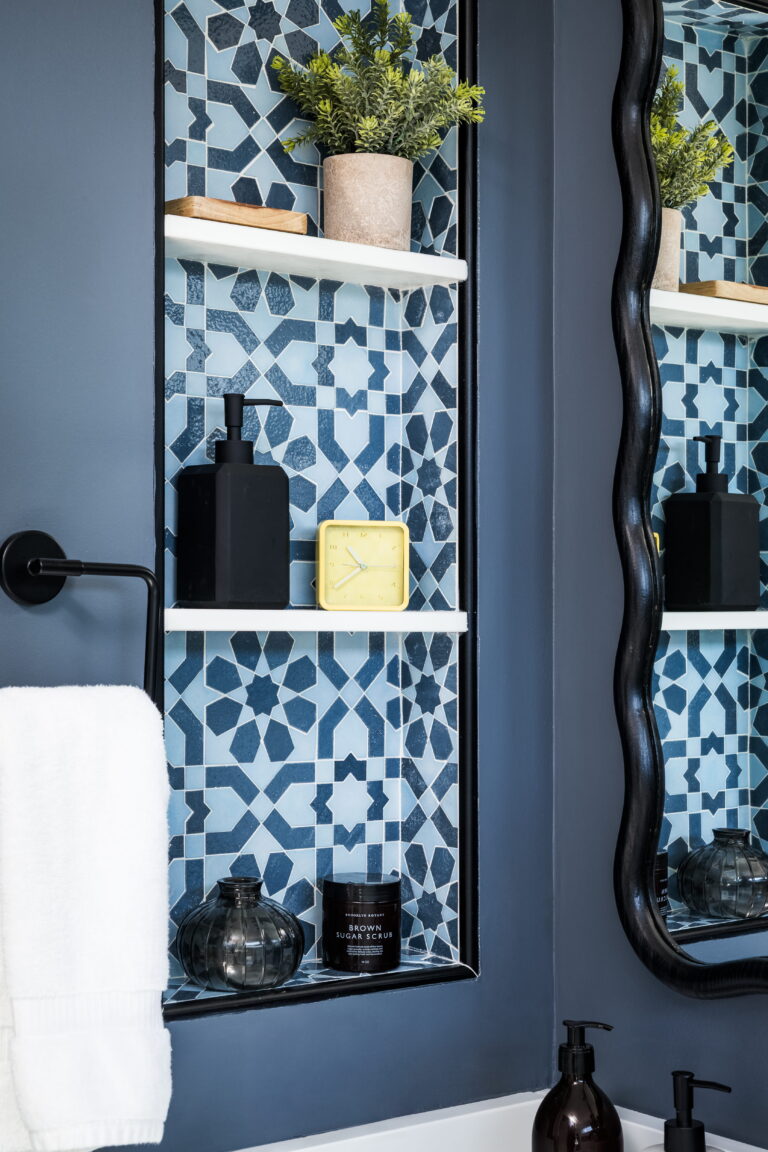 bathroom niche with mosaic tile